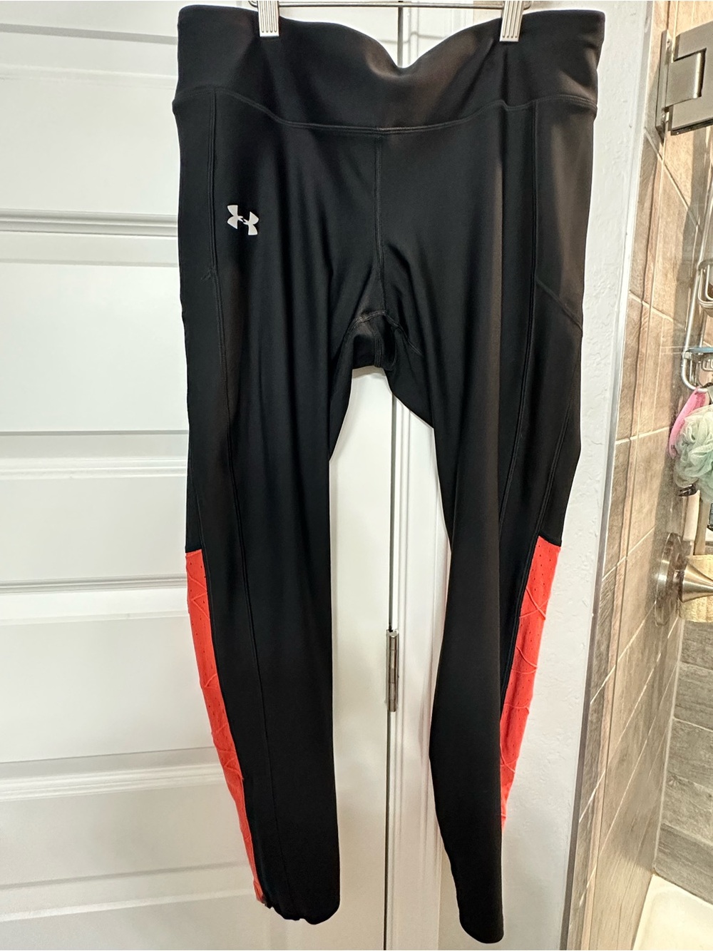 Under Armour XL Compression Heat Gear Black Leggings with Coral Calf Panels